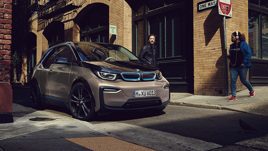 Imagine cu trei sferturi din partea frontală a unui BMW i3 I01 din prima generaţie pe bandă Imagine cu trei sferturi din partea frontală a unui BMW Seria i BMW i3 I01 din prima generaţie pe bandă