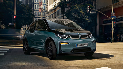Imagine cu trei sferturi din partea laterală a unui BMW i3 staţionând Imagine cu trei sferturi din partea laterală a unui BMW Seria i BMW i3 staţionând