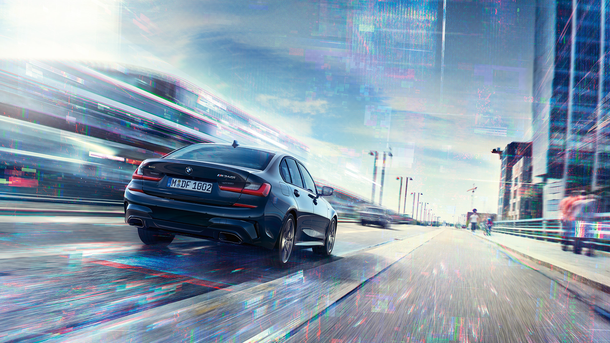 Imagine din spate cu BMW M340i xDrive Sedan Imagine din spate cu BMW M340i xDrive Sedan, G20, în Negru Sapphire metalizat, rulând