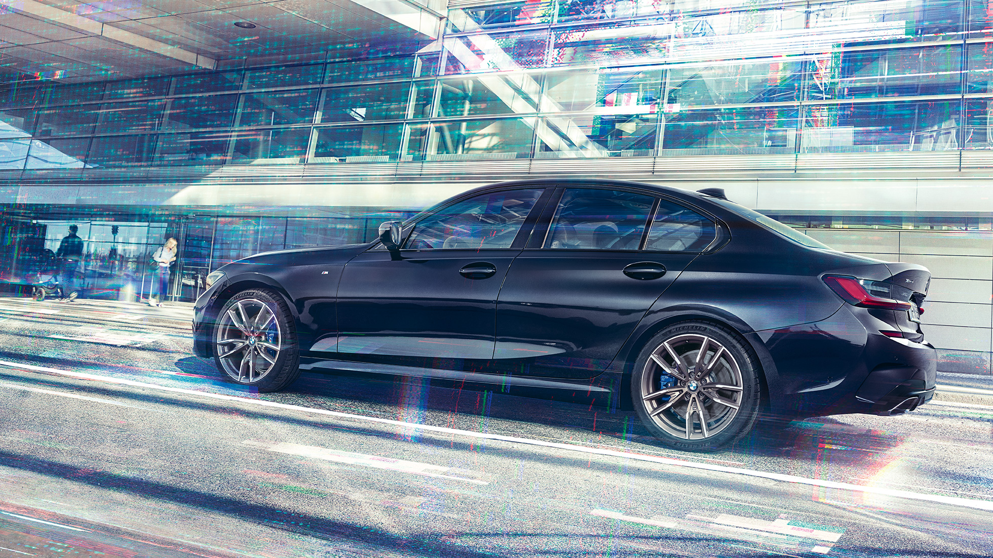 Imagine cu partea laterală a BMW M340i xDrive Sedan Imagine cu partea laterală a BMW M340i xDrive Sedan, G20, în Negru Sapphire, rulând