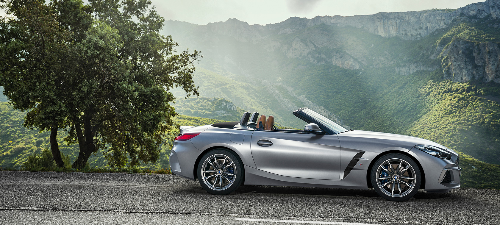 BMW Z4 M40i Cabriolet, G29, parcând Imagine cu partea laterală a BMW Z4 M40i Cabriolet, G29, 2019, în Gri Frozen metalizat de la BMW Individual, parcând