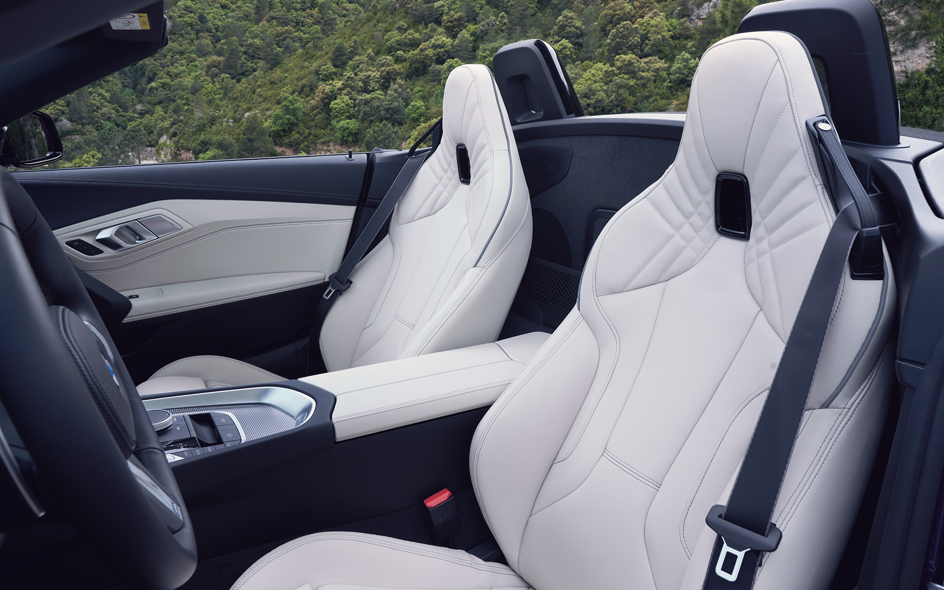 BMW Z4 M40i 2022 Albastru Portimao, priză de aer şi jante din aliaj uşor specifice modelului