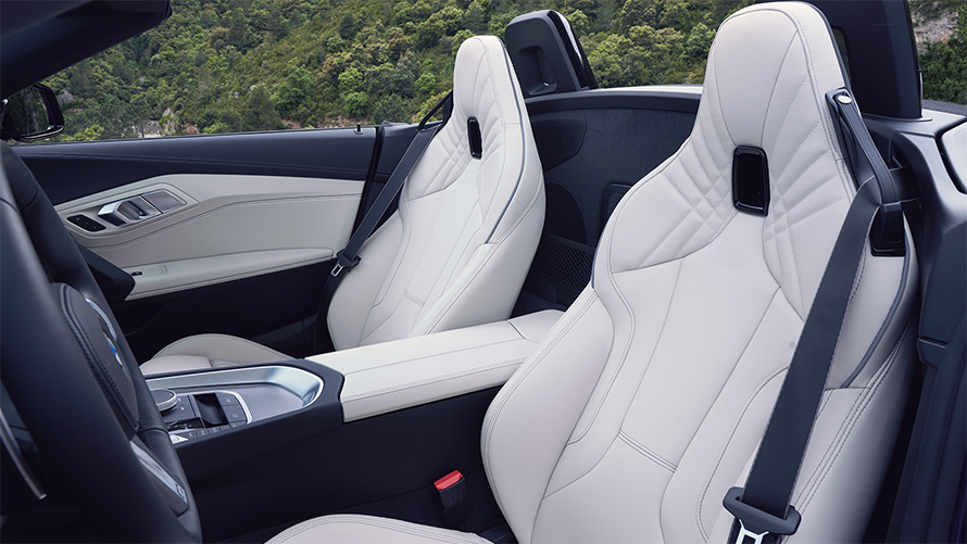 BMW Z4 M40i 2022 Albastru Portimao, priză de aer şi jante din aliaj uşor specifice modelului