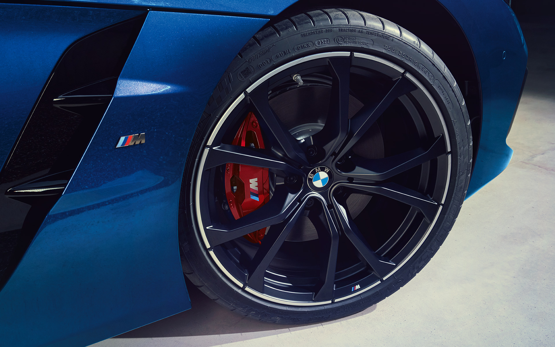 BMW Z4 M40i 2022 Albastru Portimao, ornamente pentru ţevile de evacuare cu design unic