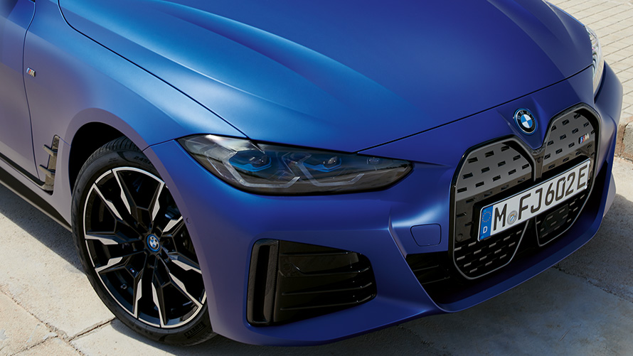 Imagine cu trei sferturi din partea frontală a unui BMW i4 M50 G26 2021 Imagine cu trei sferturi din partea frontală şi de sus a unui BMW i4 M50 G26 2021 BMW Individual Albastru Frozen Portimao