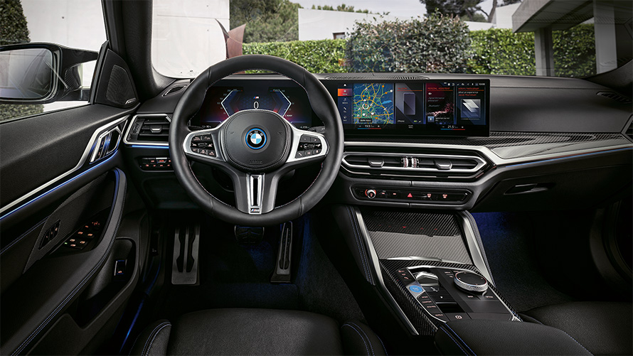 Habitaclul unui BMW i4 M50 G26 2021 Interiorul, habitaclul, panoul de instrumente şi consola centrală ale unui BMW i4 M50 G26 2021