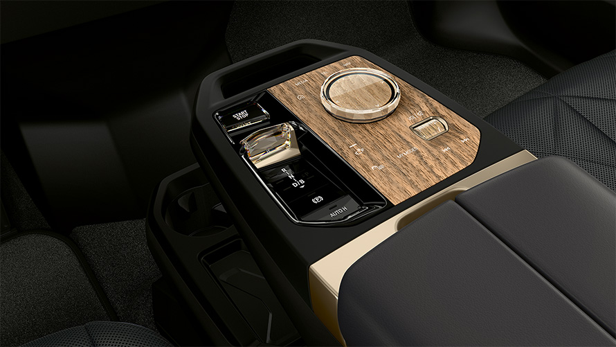 BMW iX M60 i20 2022, SUV electric, automobil electric, Consola centrală cu butonul Start/Stop şi controller-ul BMW