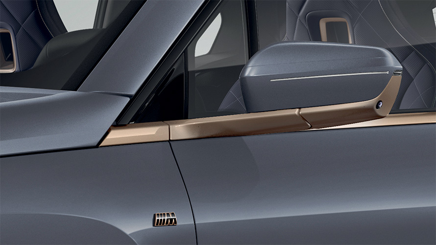 BMW iX M60 i20 2022, SUV electric, BMW Individual Storm Bay, pachetul BMW Individual pentru exterior Bronz Titanium, oglinda exterioară