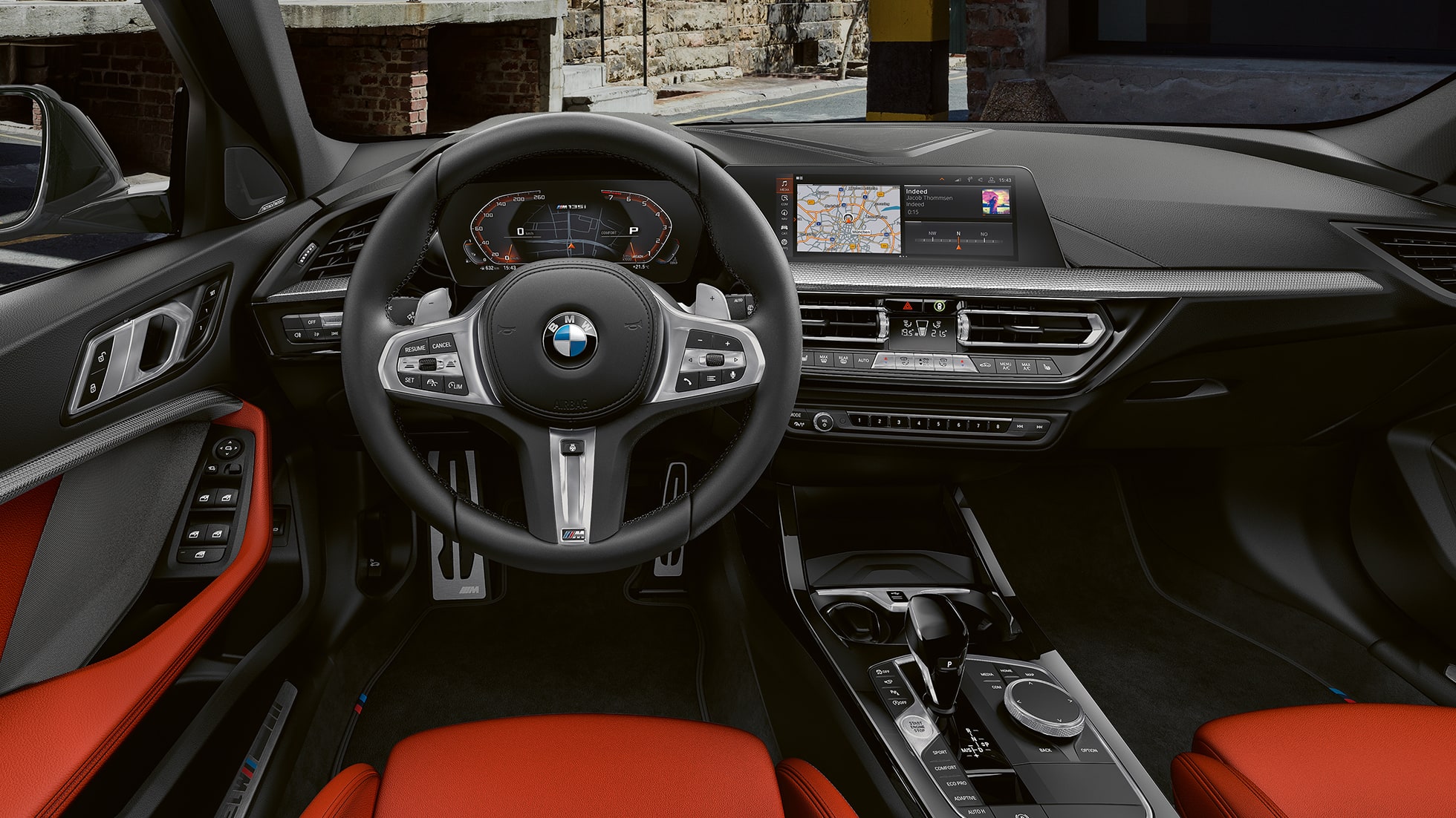 Interiorul BMW M135i xDrive. Interiorul BMW M135i xDrive cu volan M îmbrăcat în piele şi scaune M Sport.