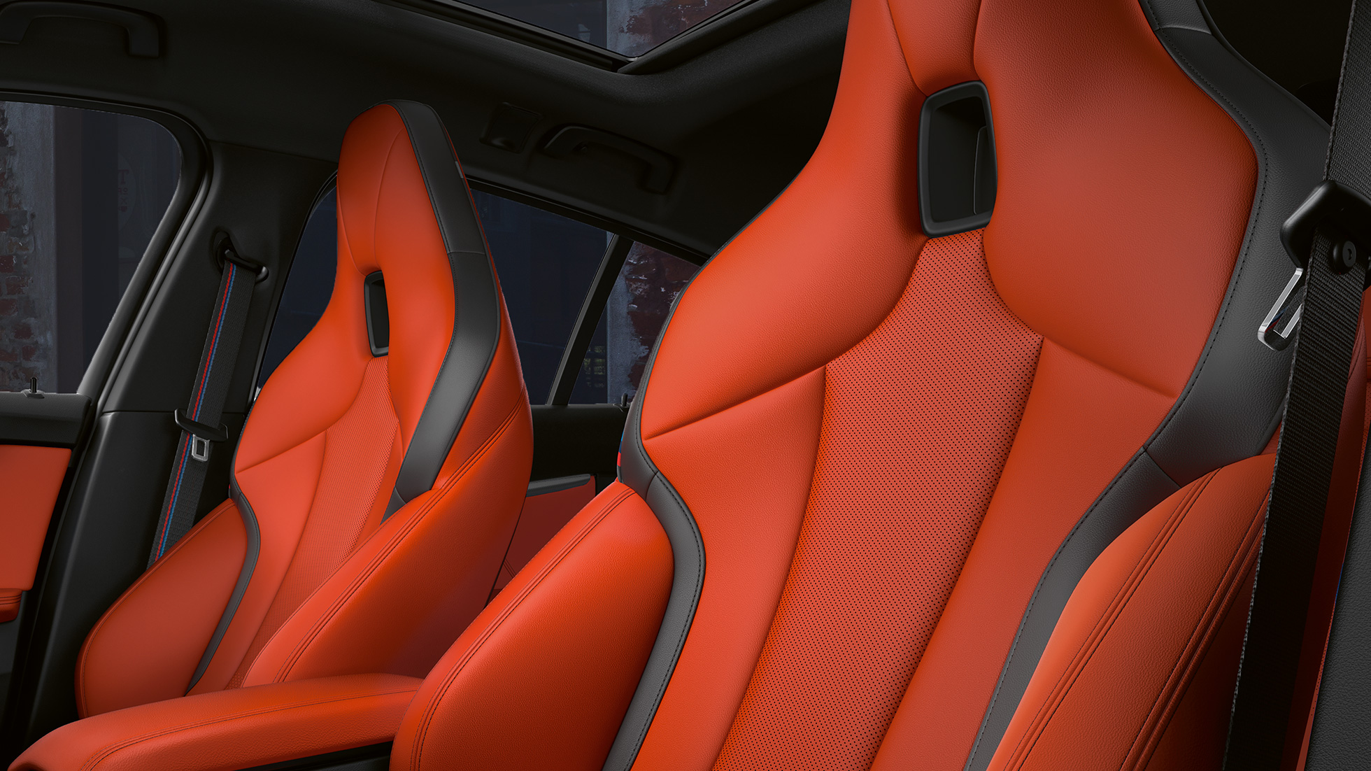 Scaune M Sport cu tetiere integrate. Scaunele M Sport dinamice cu tetiere integrate din interiorul BMW M135i xDrive.