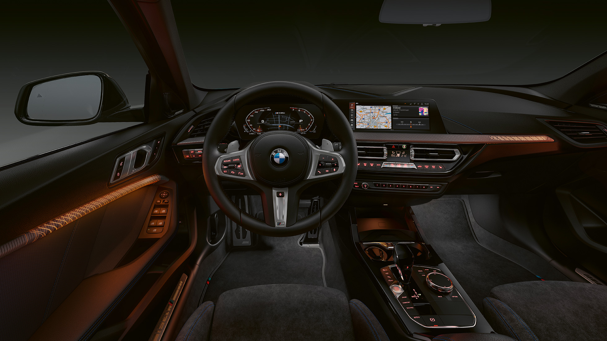 Habitaclul BMW M135i xDrive. Interiorul premium al BMW M135i xDrive cu ornamente interioare iluminate.