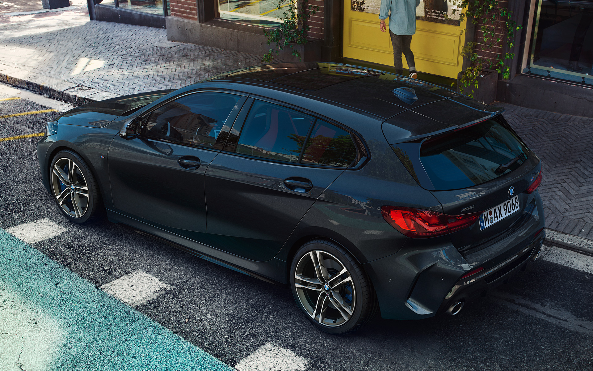 BMW M135i xDrive în Negru Sapphire