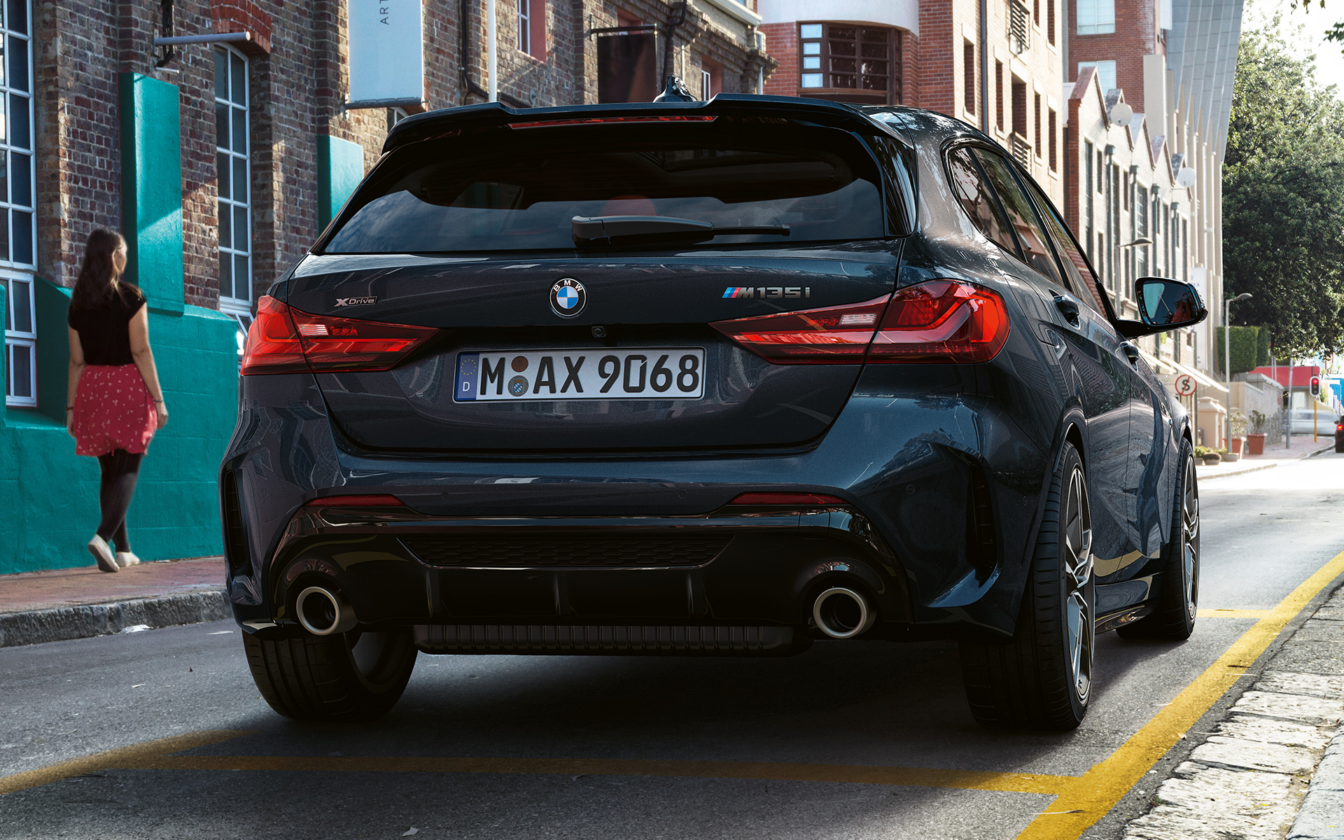 BMW M135i xDrive în Negru Sapphire