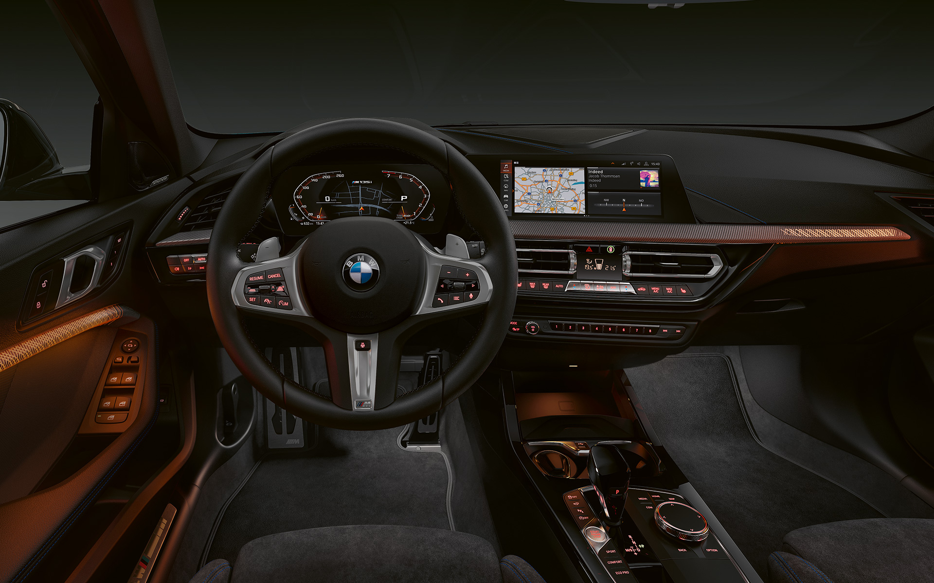 Interiorul premium al BMW M135i xDrive cu ornamentele interioare iluminate