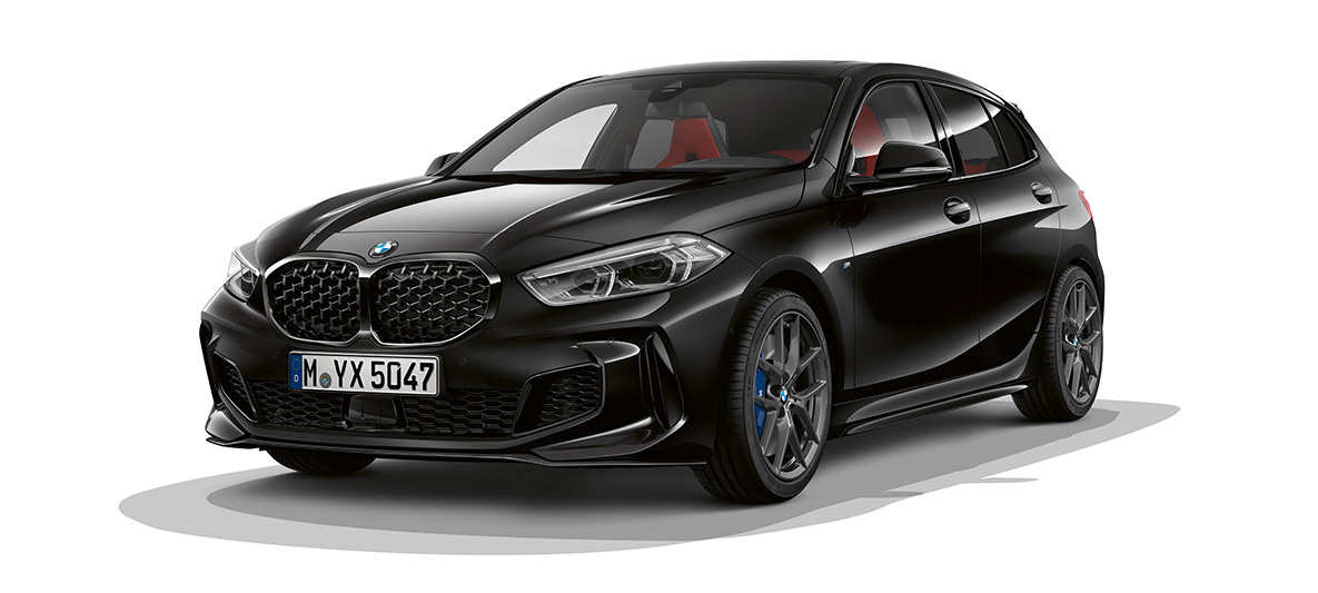 Pachetul M Performance al BMW M135i xDrive BMW M135i xDrive în Negru Sapphire cu pachetul M Performance