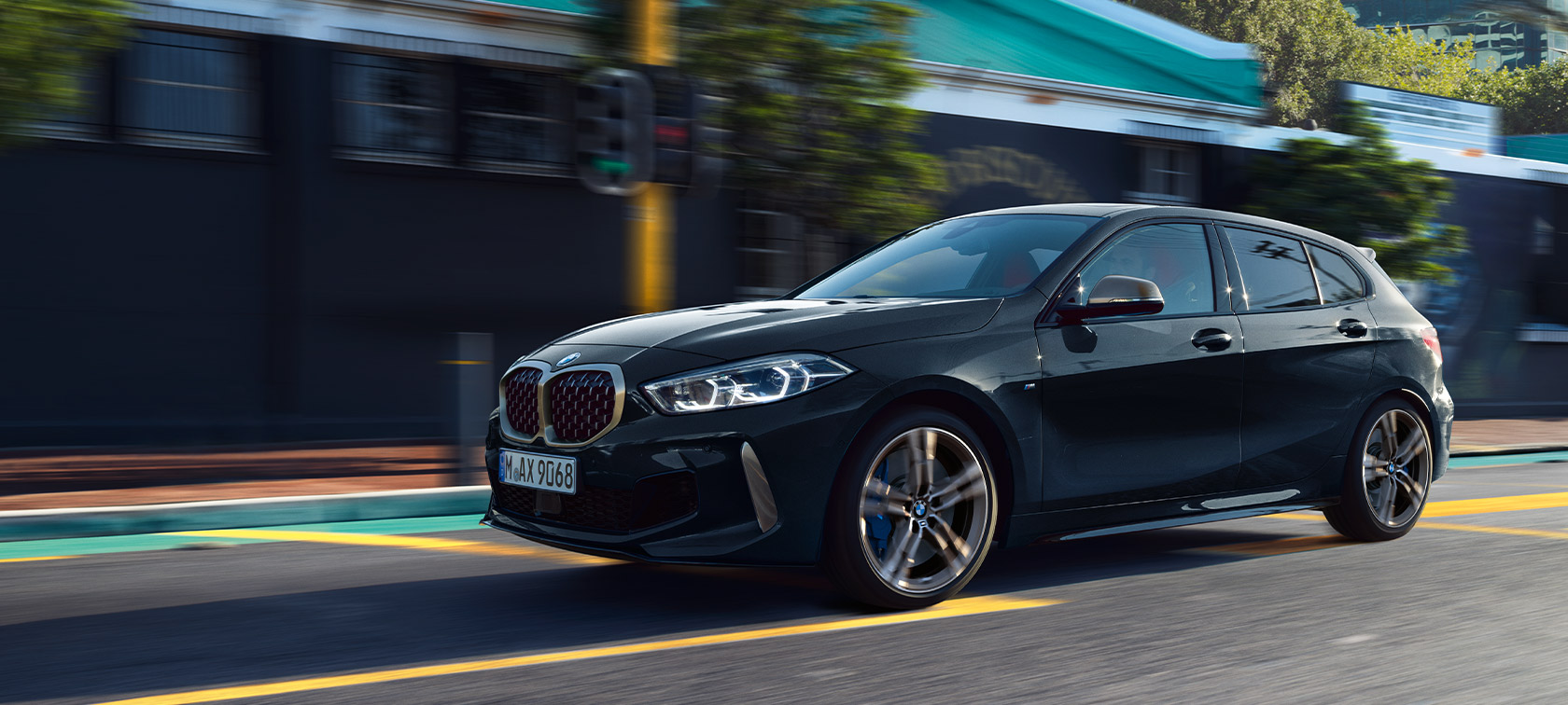 BMW Seria 1 M135i xDrive în Negru Sapphire