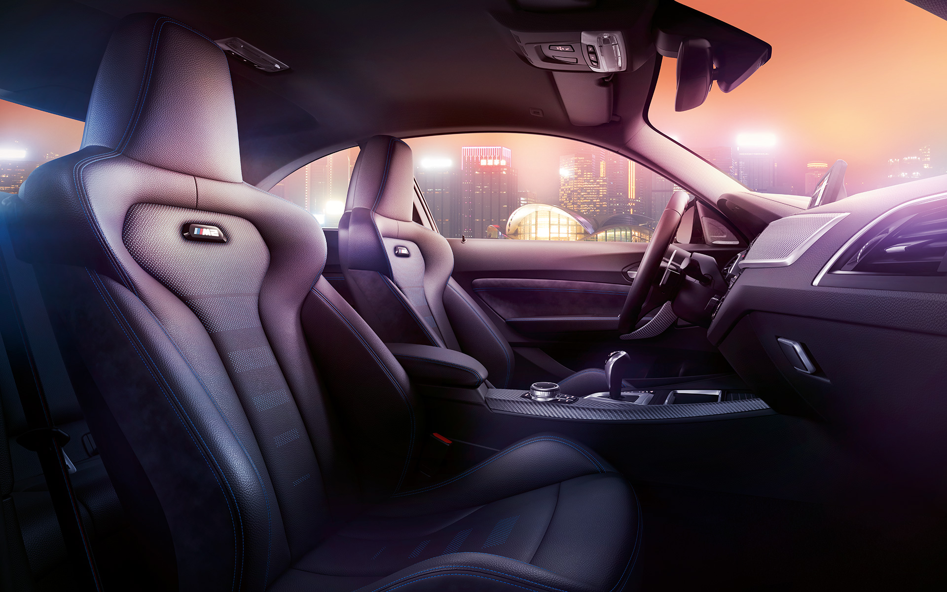 Scaune sport BMW M2 Competition Habitaclu şi scaune sport M ale automobilului BMW M2 Competition, orizont nocturn pe fundal.