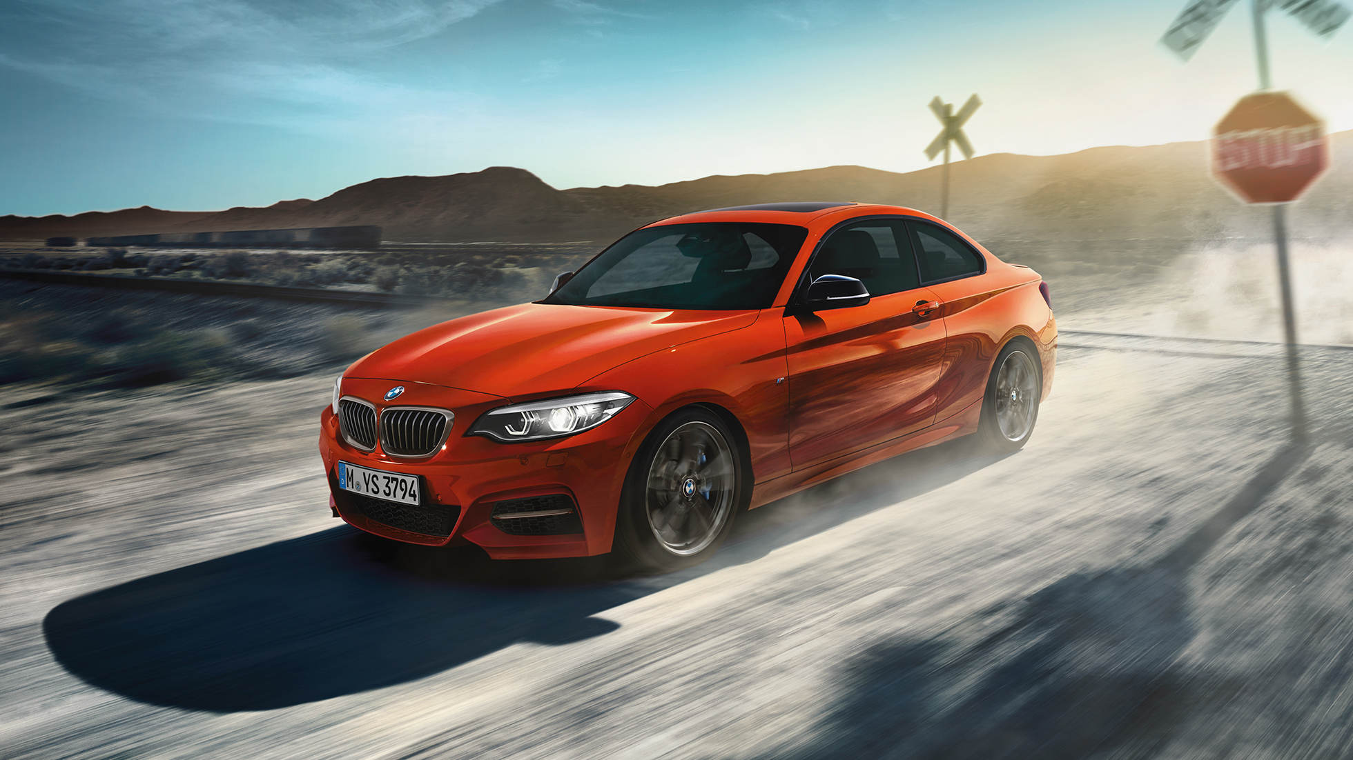 Designul BMW M240i Coupé Imagine cu trei sferturi din partea frontală a BMW M240i Coupé, F22, 2017, în Portocaliu Sunset metalizat