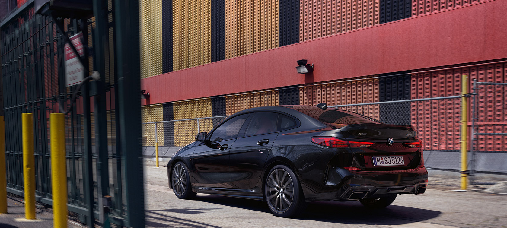 Imagine cu trei sferturi din partea laterală a BMW M235i xDrive Gran Coupé Imagine cu trei sferturi din partea laterală a BMW M235i xDrive Gran Coupé, în Negru Sapphire metalizat, F44