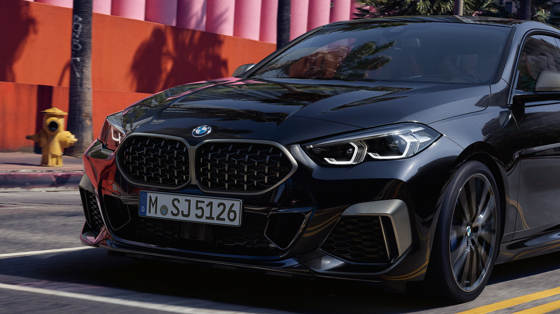 Designul exterior al BMW M235i xDrive Gran Coupé Imagine cu partea frontală a BMW M235i xDrive Gran Coupé cu designul exterior, în Negru Sapphire metalizat, F44, 2020