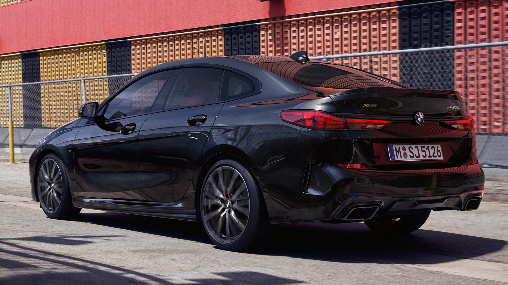 Imagine cu trei sferturi din partea spate a BMW M235i xDrive Gran Coupé Imagine de la exterior cu trei sferturi din partea spate a BMW M235i xDrive Gran Coupé, în Negru Sapphire metalizat, F44, 2020