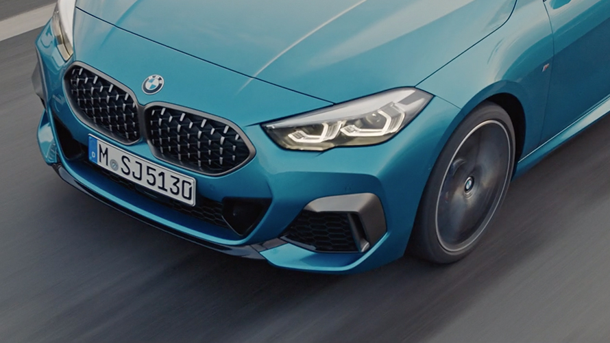 Film cu BMW M235i xDrive Gran Coupé Film cu BMW M235i xDrive Gran Coupé, în Negru Sapphire metalizat, F44, 2020