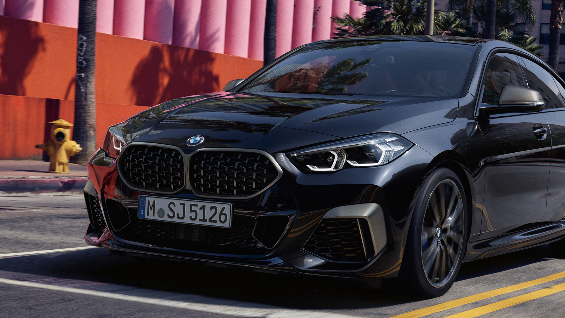 Designul frontal al BMW M235i xDrive Gran Coupé Imagine cu trei sferturi din partea frontală a BMW M235i xDrive Gran Coupé, în Negru Sapphire metalizat, F44, 2020