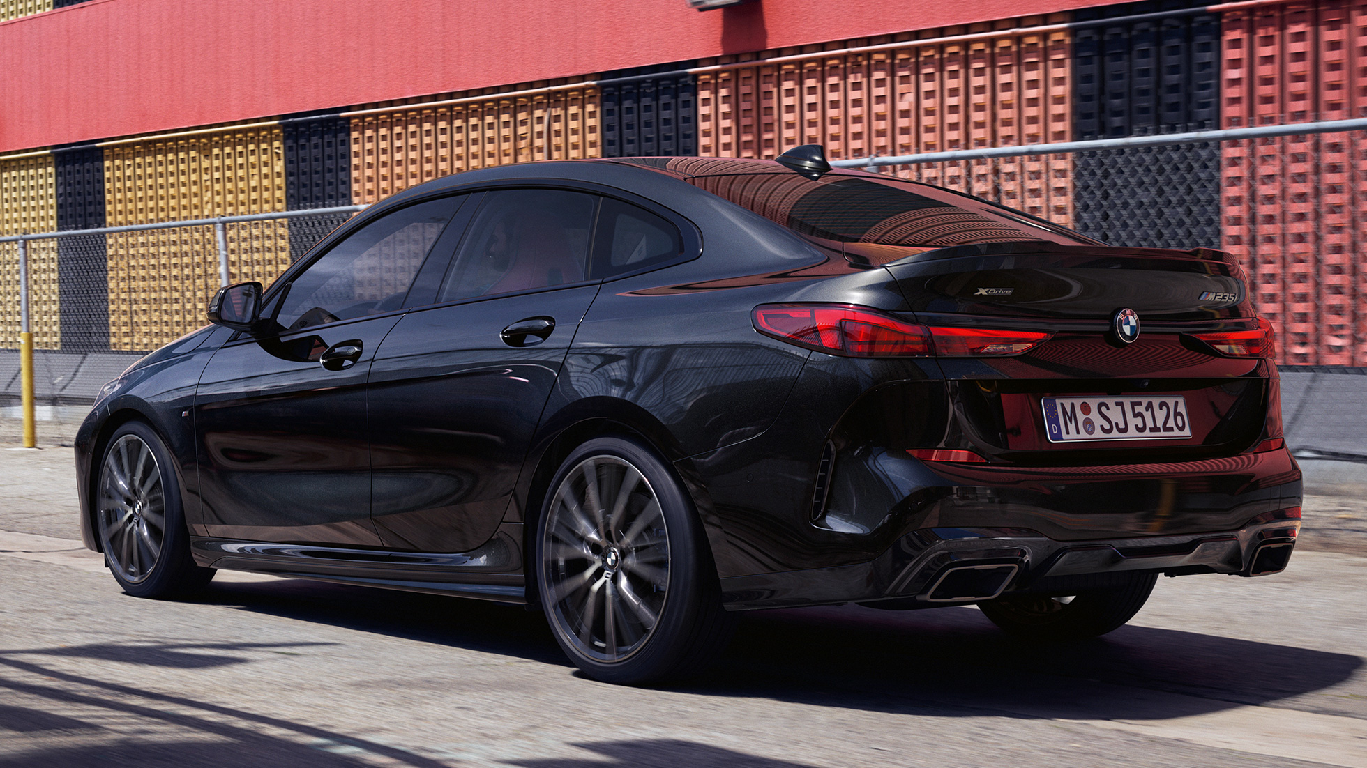 Linia în stil coupé a BMW M235i xDrive Gran Coupé Imagine cu trei sferturi din partea laterală a BMW M235i xDrive Gran Coupé şi linia sa în stil coupé, în Negru Sapphire metalizat, F44, 2020