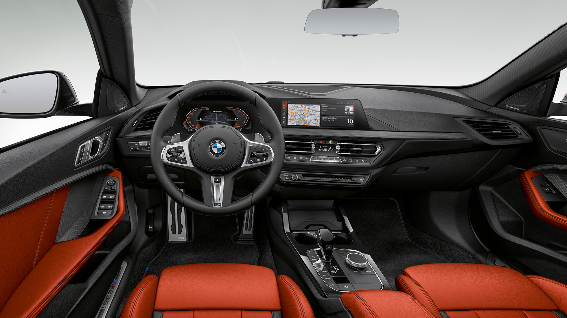 Habitaclul BMW M235i xDrive Gran Coupé Imagine din interior cu habitaclul orientat spre conducătorul auto al BMW M235i xDrive Gran Coupé, F44, 2020