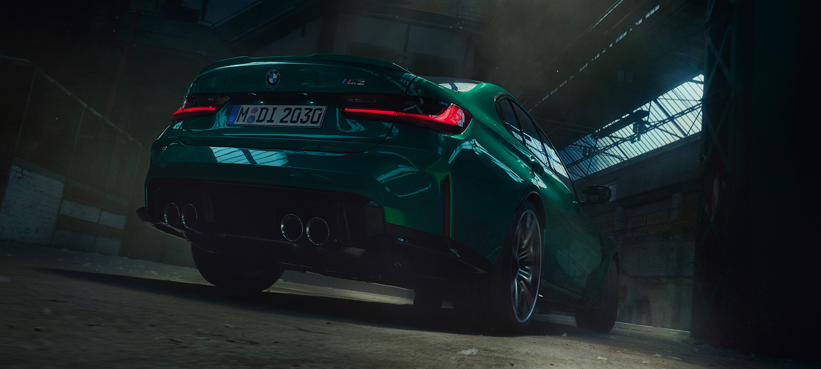 Imagine cu trei sferturi din partea din spate a BMW M3 Sedan G80 2020 în perspectiva de jos în sus Imagine cu trei sferturi din partea din spate a BMW M3 Sedan G80 2020 în Verde Isle of Man metalizat, în perspectiva de jos în sus