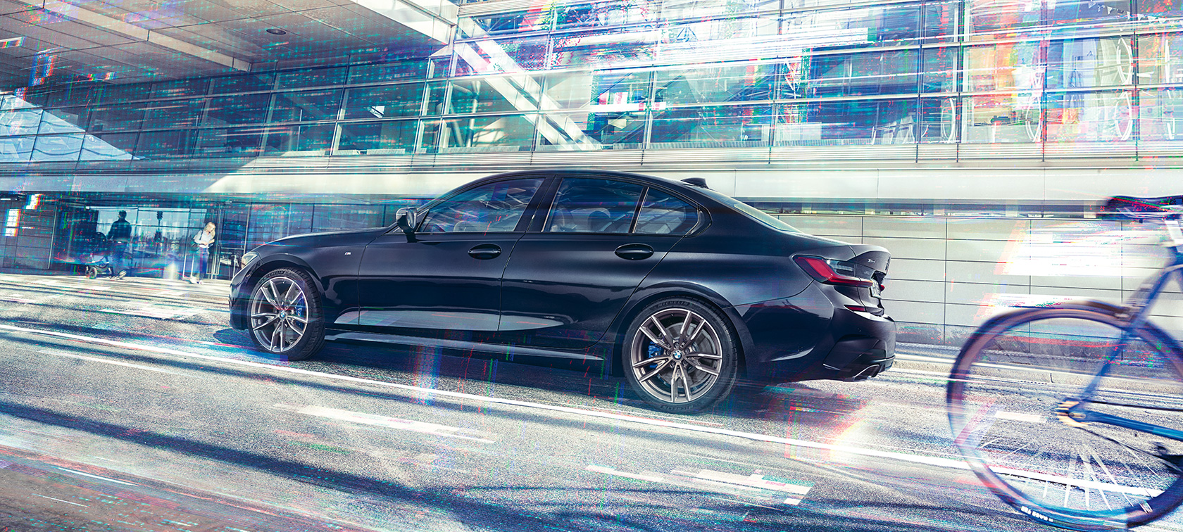 Imagine cu partea laterală a BMW M340i xDrive Sedan G20 2020, în mişcare Imagine cu partea laterală a BMW M340i xDrive Sedan G20 2020 în Negru Sapphire metalizat, în mişcare