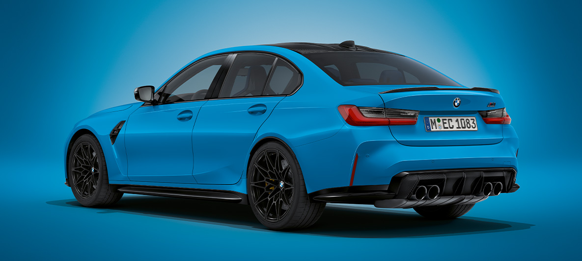 BMW M3 Sedan G80 2020 în BMW Individual Roşu Aventurine metalizat Imagine cu trei sferturi din partea frontală a BMW M3 Sedan G80 2020 în BMW Individual Roşu Aventurine metalizat, staţionând