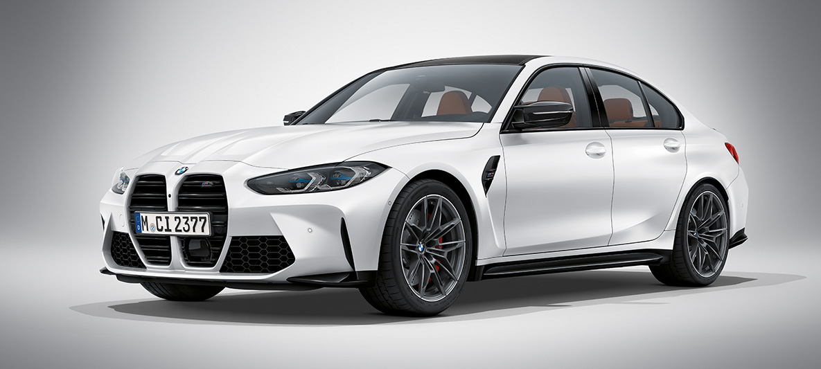 BMW M3 Sedan G80 2020, în BMW Individual Portocaliu Frozen metalizat Imagine cu trei sferturi din partea frontală a BMW M3 Sedan G80 2020 în BMW Individual Portocaliu Frozen metalizat, staţionând