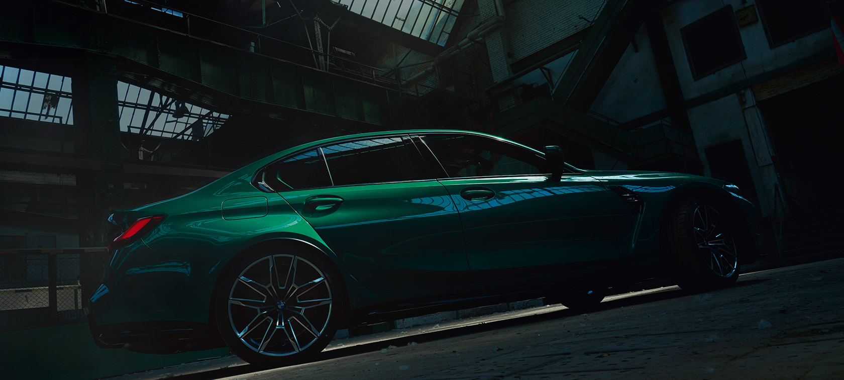 Imagine cu partea laterală a BMW M3 Sedan G80 2020, în perspectiva de jos în sus Imagine cu partea laterală a BMW M3 Sedan G80 2020 în Verde Isle of Man metalizat, în perspectiva de jos în sus