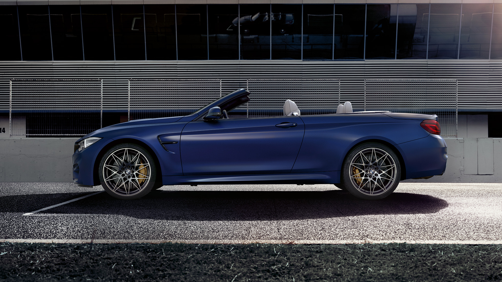 Imagine din lateral cu BMW M4 Cabriolet Imagine din perspectivă laterală a designului BMW M4 Cabriolet