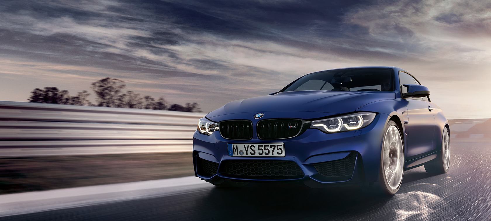 BMW M4 Cabriolet Imagine cu trei sferturi din partea frontală a BMW M4 Cabriolet, rulând pe circuit