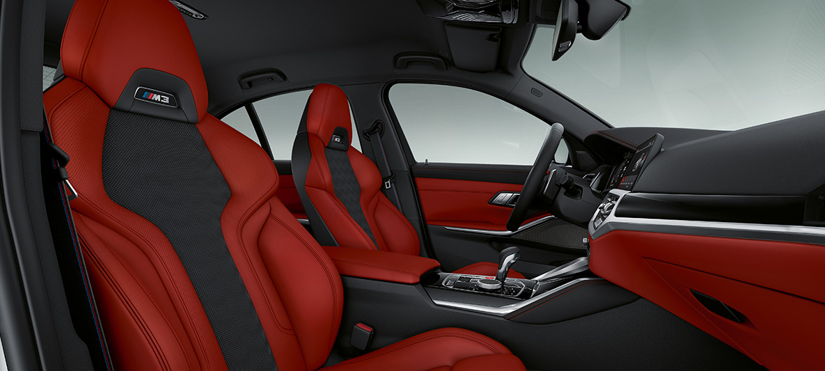 Imagine din interior cu tapiţeria BMW Individual din piele Merino integrală în Roşu Fiona/Negru a BMW M4 Coupé G82 2020 Imagine din interior cu tapiţeria BMW Individual din piele Merino integrală în Roşu Fiona/Negru a BMW M4 Coupé G82 2020