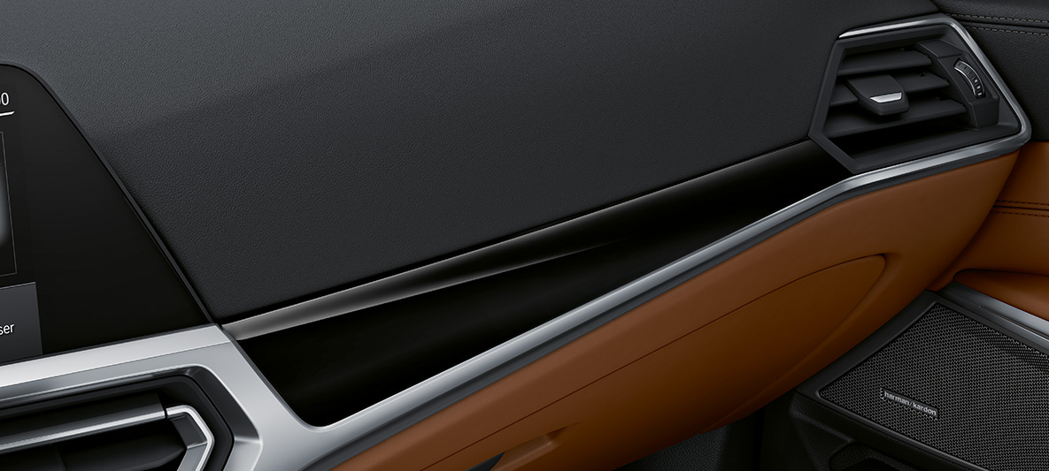 Ornamente interioare BMW Individual în Negru Piano a BMW M4 Coupé G82 2020 Ornamente interioare BMW Individual în Negru Piano cu detalii în Crom Pearl a BMW M4 Coupé G82 2020