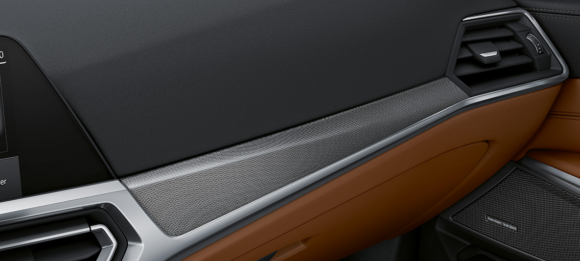 Ornamente interioare BMW Individual din ţesătură de aluminiu lucioasă ale BMW M4 Coupé G82 2020 Ornamente interioare BMW Individual din ţesătură de aluminiu lucioasă, cu detalii în Crom Pearl ale BMW M4 Coupé G82 2020