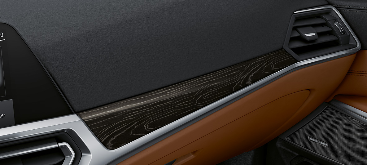 Ornamente interioare BMW Individual din lemn fin ale BMW M4 Coupé G82 2020 Ornamente interioare BMW Individual din lemn fin „Fineline” negru, cu efect argintiu şi pori deschişi ale BMW M4 Coupé G82 2020