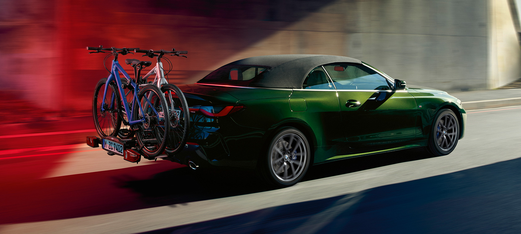 Imagine cu trei sferturi din partea din spate a BMW Seria 4 Cabriolet G23 2020, suport pentru biciclete BMW cu montare în spate Pro 2.0 Imagine cu trei sferturi din partea din spate a BMW Seria 4 Cabriolet G23 2020, Verde Sanremo, suport pentru biciclete BMW cu montare în spate Pro 2.0