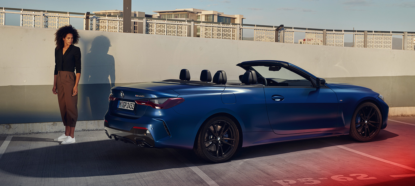 Imagine cu trei sferturi din partea din spate a BMW M440i xDrive Cabriolet G23 2020 Imagine cu trei sferturi din partea din spate a BMW M440i xDrive Cabriolet G23 2020, BMW Individual Albastru Frozen Portimao, cu un model