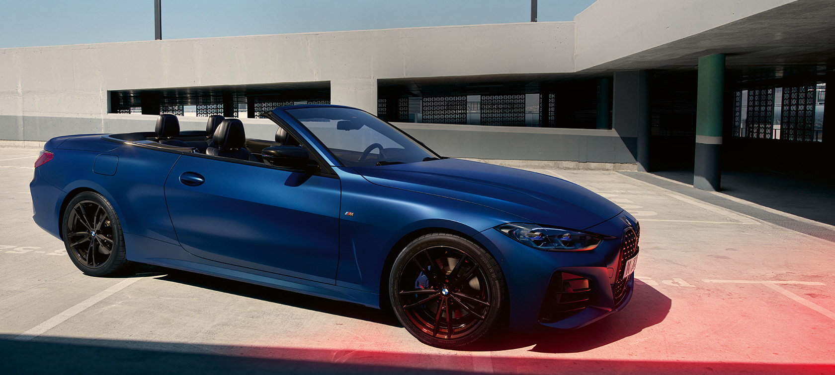 Imagine cu trei sferturi din partea frontală a BMW M440i xDrive Cabriolet G23 2020, BMW Individual Albastru Frozen Portimao 
