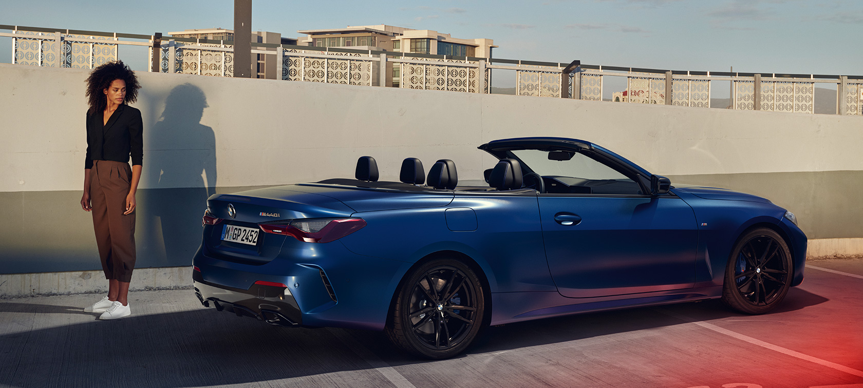 Imagine cu trei sferturi din partea din spate a BMW M440i xDrive Cabriolet G23 2020 Imagine cu trei sferturi din partea din spate a BMW M440i xDrive Cabriolet G23 2020, BMW Individual Albastru Frozen Portimao, cu un model
