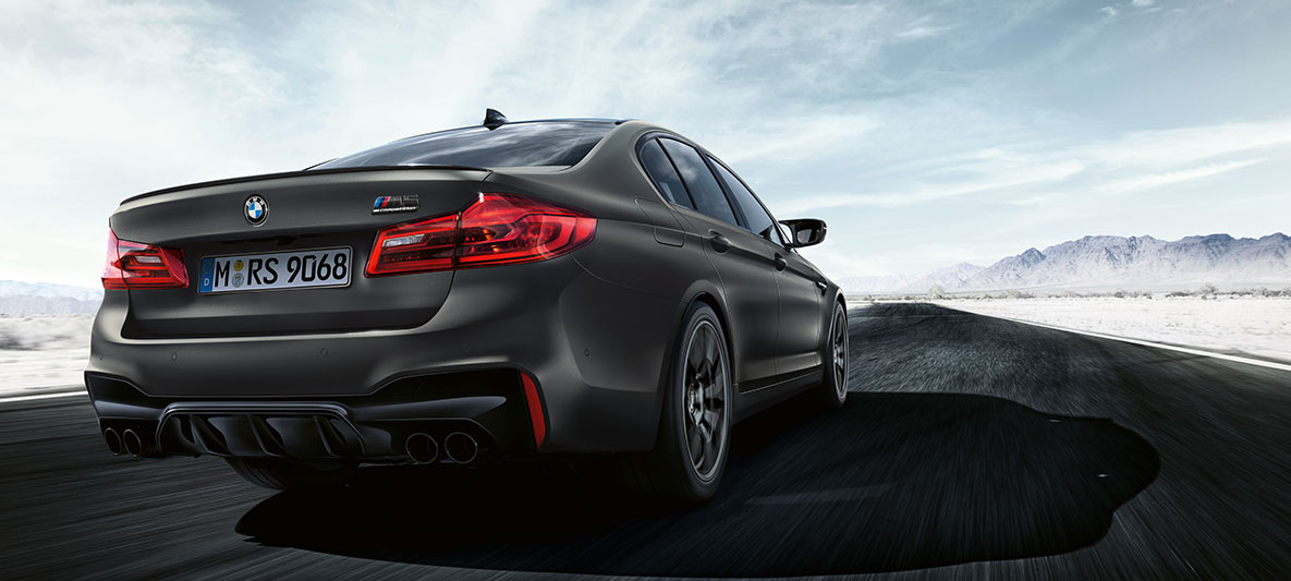 Ţevi de eşapament. Imagine cu trei sferturi din partea spate a BMW M5 „Edition 35 Years” rulând.