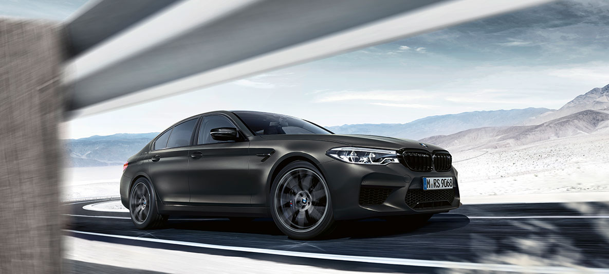 Prize de aer. Perspectivă laterală a BMW M5 „Edition 35 Years” rulând.