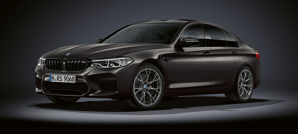 Prize de aer M laterale. Imagine cu trei sferturi din partea laterală a BMW M5 „Edition 35 Years”.