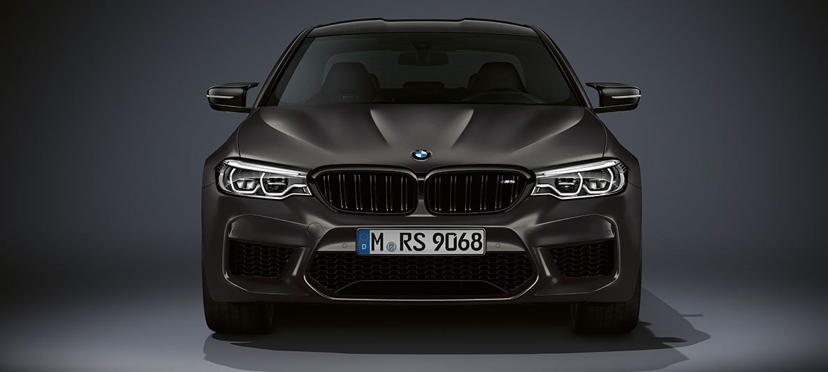 Grilă radiator M. Imagine cu partea frontală a BMW M5 „Edition 35 Years”.