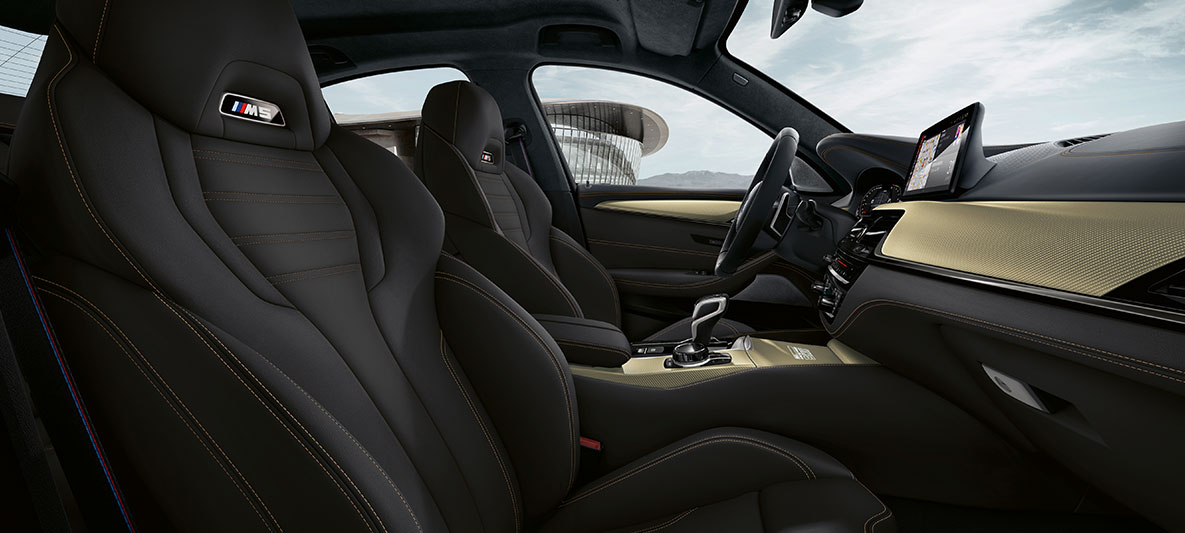 Imagine din interior. Imagine de detaliu cu maneta M pentru schimbarea vitezelor a BMW M5 „Edition 35 Years”.