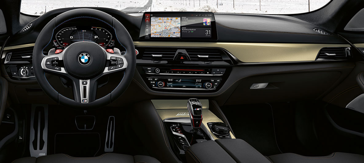Habitaclu. Imagine din habitaclul BMW M5 Edition 35 Years, cu volanul M îmbrăcat în piele.